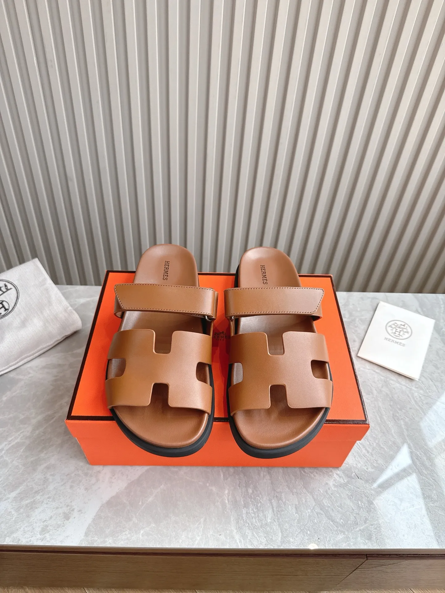 p480🐮🐮Couple model (top version) H family 2024 spring and summer new style HERMES Hermes' recently popular couple model pig nose angle sandals and slippers, paired with various colorful socks, popular. Upper: imported original deerskin (the genuine leather edging is not ordinary super migration). Lining: imported genuine leather. Outsole: Tpu non-slip and wear-resistant outsole. Size: Female 35-42 (40/42 non-returnable and non-exchangeable) Male size: 39-45 (45 non-refundable and non-exchangeable)